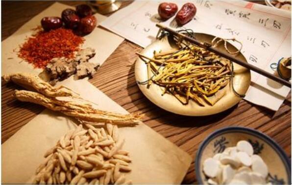 我國中藥材產業(yè)發(fā)展迅速，正向規(guī)?；瑯藴驶D變