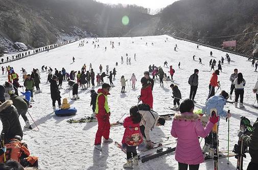 2017-2018冰雪季，我國冰雪旅游人數(shù)達到1.97億人次，冰雪旅游收入約3300億元